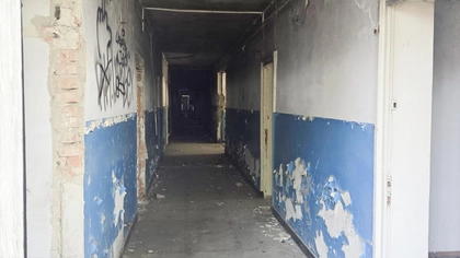 Imagini revoltătoare! Așa arată o clădire a Primăriei Iași în anul 2025. „Seara, vin cerșetorii, se și droghează. Îți e frică să ieși din casă”