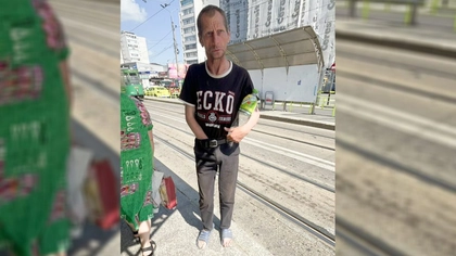 Încă un obsedat pe străzile din Iași. Acest individ stătea cu mâna în pantaloni și încerca să pipăie fete în stațiile CTP: „Un băiat a intervenit și l-a pălmuit”