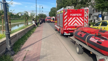 Tânărul de 24 de ani care a sărit în Bahlui să salveze o fată ce se îneca a fost transferat la Spitalul „Prof. Dr. Nicolae Oblu”! Este, în continuare, în stare gravă