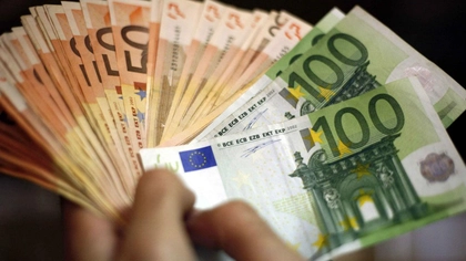 Așa se cheltuie banii publici! Sute de contracte, „livrate” către trei personaje-cheie agreate de partidele politice. Toate au fost semnate fără licitație
