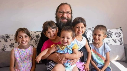 Strigătul de disperare al părintelui Dan Damaschin după ce Guvernul Bolojan taie bursele și asigurările de sănătate pentru mame: ”Renunțăm la școală, renunțăm la copii? Ce fac cu cele 3.000 de mame?”