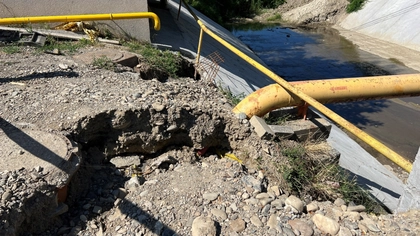 Acest drum abia refăcut s-a surpat deja! Ce au descoperit locuitorii după prima ploaie
