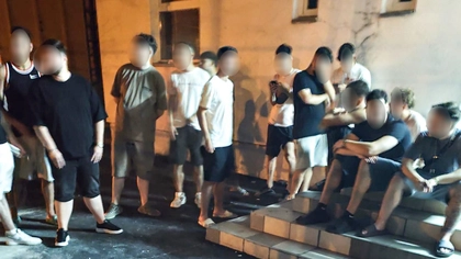 Mai mulți tineri au așteptat să se întunece, apoi au sărit în curtea Școlii „George Călinescu”. Locatarii din zonă au fost treziți de țipete și gâfâieli