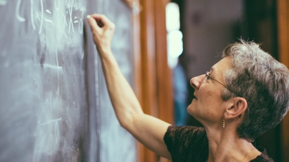 Lovitură pentru tinerele cadre didactice! Zeci de profesori pensionari țin ocupate catedre în liceele din județ