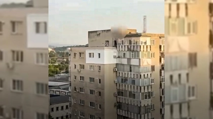 Imagini ireale, surprinse pe acoperișul unui bloc! Ce au putut face doi adolescenți. Nu s-au gândit nicio secundă că sunt văzuți