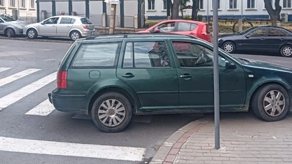 Acești șoferi ar trebui să rămână fără permis! Modul incredibil în care și-au lăsat mașinile pe străzi