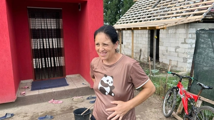 O poveste de dragoste cu iz incestuos a scandalizat o întreagă comunitate! Ana-Maria Creangă este acuzată că trăiește cu propriul văr, cu care a făcut 9 copii: „Mamele lor au fost surori”