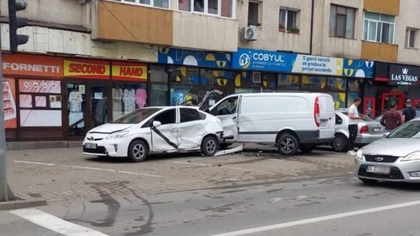 O tânără de 22 de ani, la volanul unui BMW, a distrus tot în cale, în Galata. Nu era beată, dar o problemă tot a avut