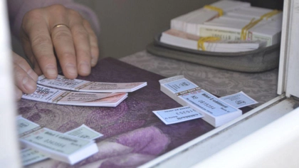 Situație revoltătoare pentru călătorii de la CTP Iași! Compania renunță la biletele pe hârtie, însă oamenii nu au de unde cumpăra carduri