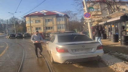 Un tânăr de 19 ani din Iași a blocat tramvaiele în rondul din Copou după ce și-a parcat BMW-ul lângă linie. Băiatul era la o cafea cu iubita sa când au ajuns polițiștii