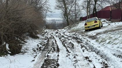 Drumurile din comuna Ungheni au fost distruse de lucrările de la canalizare. O femeie a rămas blocată timp de o oră după ce a căzut într-o groapă