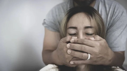 O tânără din Iași a fost maltratată de iubitul gelos. I-a băgat o mână de șervețele în gură, pentru ca țipetele sale să nu fie auzite