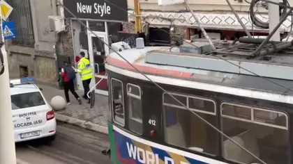 O tânără din Iași a fost agresată de un bărbat de 64 de ani în tramvai! Polițiștii au oprit vagonul în mijlocul străzii pentru a-l reține pe individ: „A scos cuțitul imediat”