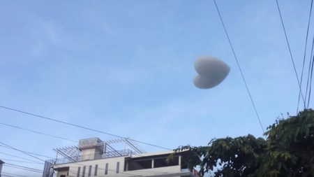 WOW. Nori sub forma de INIMI pe cer. Unde au aparut - FOTO, VIDEO