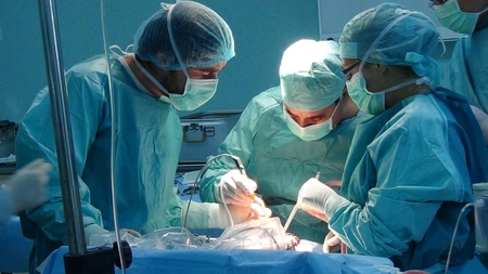 EXCLUSIV! Doctori din toata tara nu mai stiau ce sa-i faca. Medicii din Iasi i-au salvat viata, cu o operatie in premiera pentru Romania