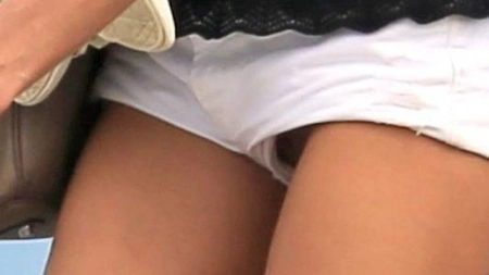 Vedeta cu zona intima la vedere? - FOTO