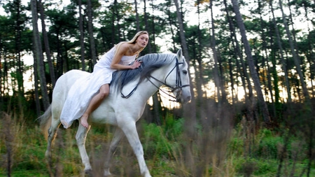 Ce divinitate te reprezinta, in functie de zodia ta. Afla ce spun zeii nordului despre noroc si dragoste!
