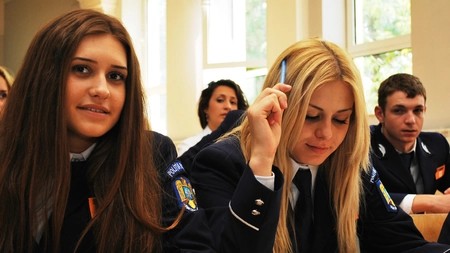 Cat de inalt trebuie sa fii ca sa intri la Academia de Politie. Acuzatii de discriminare in curtea Politiei