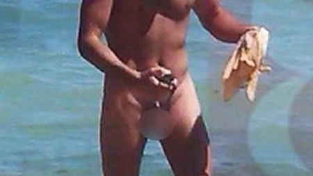 Artist fara inhibitii - Si-a aratat PENISUL SI FUNDUL la mare - FOTO 18+