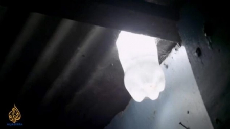 Iata cum poti lumina o casa doar cu o sticla de plastic, apa si inalbitor - VIDEO