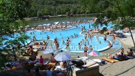 Absurd! Primaria Iasi ii taxeaza dur pe bebelusii care merg la piscina - GALERIE FOTO