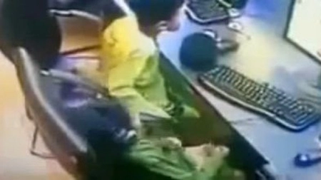 Copil prins in timp ce se masturba la Internet-cafe - VIDEO 18+