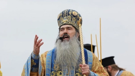 ÎPS Teodosie așteaptă tot mai mulți pelerini la Peștera Sfântului Andrei. Zeci de mașini, prezente la slujbă