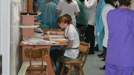 Vai si amar de noi! Totul s-a petrecut intr-un spital din Iasi, sub ochii medicilor. Bolnavul se zbate intre viata si moarte. Conducerea unitatii medicale face ancheta