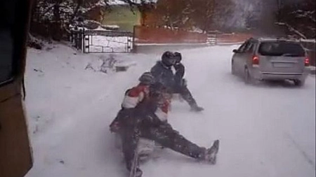 Aventuri periculoase: curse cu sanii trase de masini pe drumurile inzapezite - VIDEO
