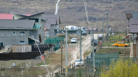 Executie in masa! Fiul primarului a intrat cu buldozerul intr-un cartier de lux! Tatal sau i-a dat aprobarea! FOTO, VIDEO