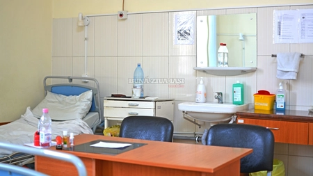 Este sotia unui faimos medic din Iasi. Toti stiu ce face ea in spital, dar tac de frica
