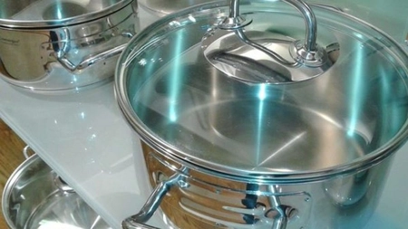 Trucuri simple care te ajuta sa ai vase de gatit ca noi. Cum le faci sa straluceasca de curatenie