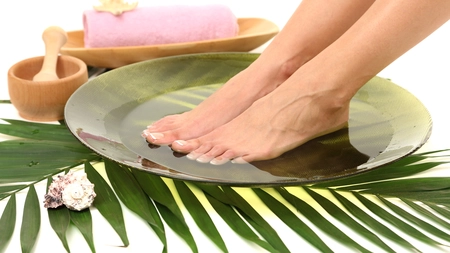 Cateva metode care te ajuta sa scapi de bataturi si calcaie crapate fara sa mergi la salon