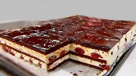 Prajitura splendida cu ciocolata, visine si crema de frisca — desertul, care-i cucereste pe orice mofturosi!