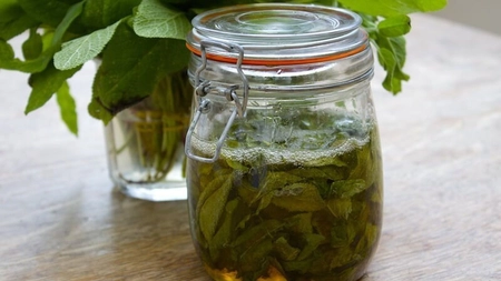 Reteta: Siropul de urzica cu miere recomandat bolnavilor care se confrunta cu efectele multor afectiuni cronice