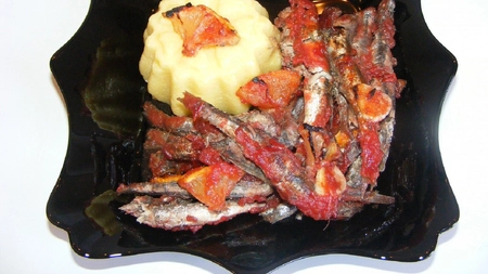 Dezlegare la peste - Hamsii la cuptor cu sos de rosii