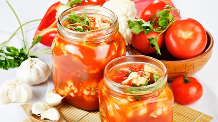 Conopida marinata in sos de tomate