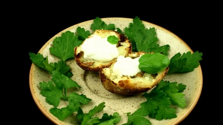 Cartofi cu branza si marar la cuptor