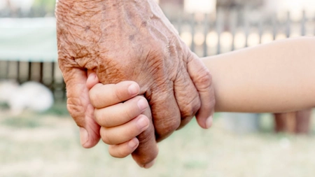 Copiii pacienţilor cu demenţă prezintă semnele bolii mult mai devreme decât părinţii lor