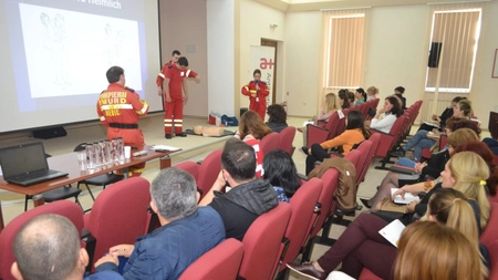 100 de angajați Antibiotice au exersat manevre de prim ajutor