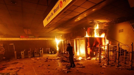 Stare de urgență în Santiago de Chile: Proteste violente, clădiri incendiate, după ce s-a scumpit călătoria cu metroul