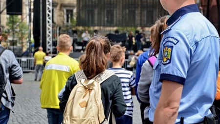 Sute de elevi au stat cu ochii pe polițiștii din Iași. Iată care a fost motivul