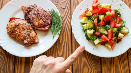 Cine traieste mai mult: cei care consuma carne sau vegetarienii?