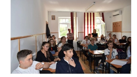 Elevii de la Colegiul Economic Administrativ Iaşi participa zilele acestea la Proiectul „Mai puţin fum, mai multă sănătate publică!” desfăşurat de Asociaţia Centrul Regional de Integrare Socială Nord Est şi finanţat de Primăria Municipiului Iaşi .