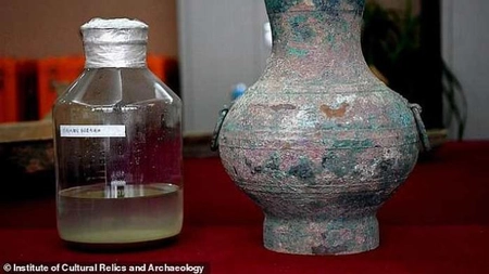 Chinezii au dezvaluit elixirul nemuririi, un lichid galbui, gasit intr-un vas de bronz, vechi de 2.000 de ani