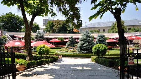 A atacat cu cuțitul pe o terasă celebră din Iași! Urmărit de clienți și polițiști, a ajuns să fie pedepsit!