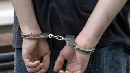 Copil arestat la Iași, după o crimă oribilă! S-a trezit din somn și l-a ucis cu un cuțit pe vecinul care îi agresa tatăl!