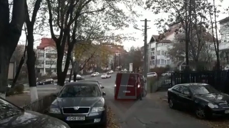 Flagrant ca la carte, organizat lângă Palatul de Justiție! Anchetatorii au prins suspecți de trafic de droguri! - VIDEO