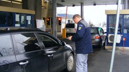 Numeroase cutii cu substanțe interzise, confiscate la vamă