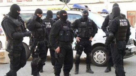 Exclusiv! Percheziții acasă la mai multi traficanți de minore! Procurorii DIICOT au descins cu mascații în forță